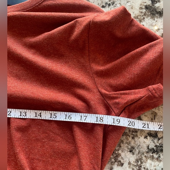 Denver Hayes men’s burnt orange short sleeve v-neck t-shirt. Medium - Picture 4 of 4